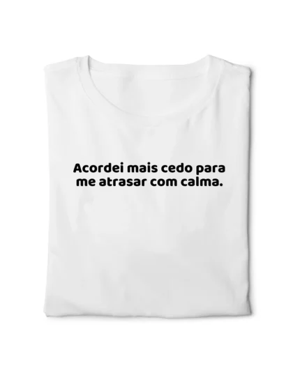 camiseta com frase engracada atraso com calma classico dobrada nohlahzy